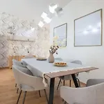 Lägenhet Luxury Retreat With Hot Tub In Prime Location
