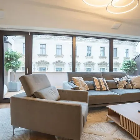 Luxury Retreat With Hot Tub In Prime Location *