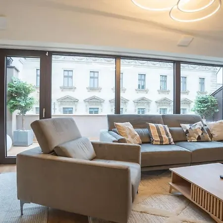 Luxury Retreat With Hot Tub In Prime Location *