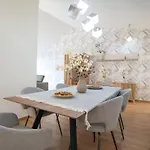 Luxury Retreat With Hot Tub In Prime Location דירה