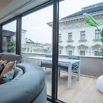 Luxury Retreat With Hot Tub In Prime Location *