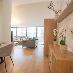 Luxury Retreat With Hot Tub In Prime Location דירה *