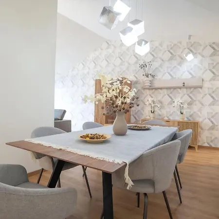 Luxury Retreat With Hot Tub In Prime Location Apartmán