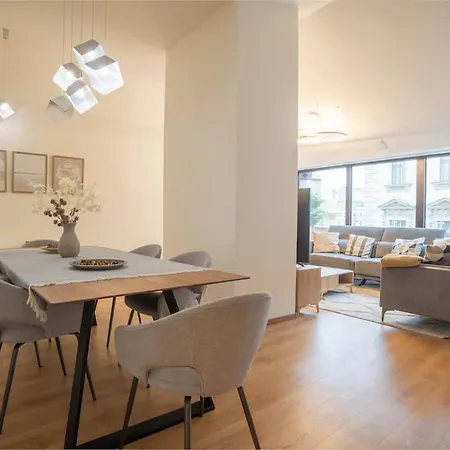 Lägenhet Luxury Retreat With Hot Tub In Prime Location