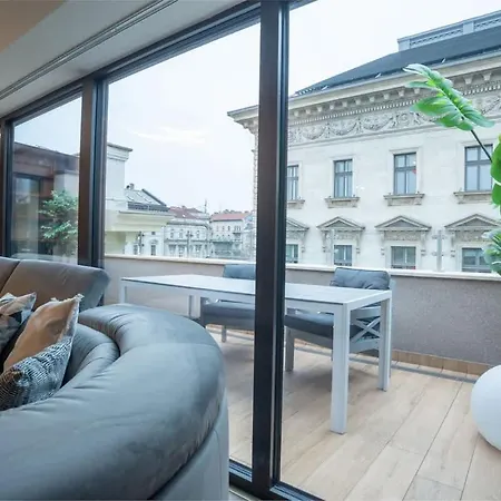 Luxury Retreat With Hot Tub In Prime Location *