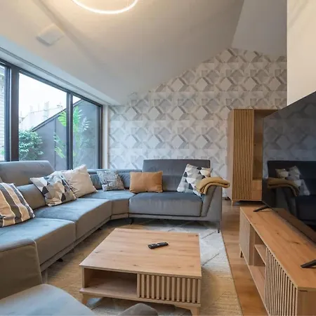 Luxury Retreat With Hot Tub In Prime Location