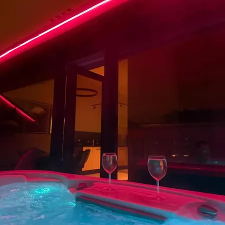 Luxury Retreat With Hot Tub In Prime Location *