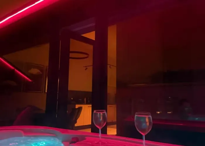 Luxury Retreat With Hot Tub In Prime Location *